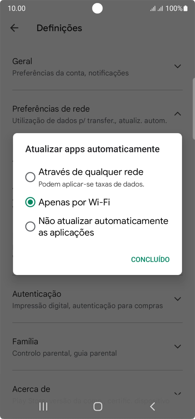 Para ativar a atualização automática de apps via redes móveis, prima Através de qualquer rede.