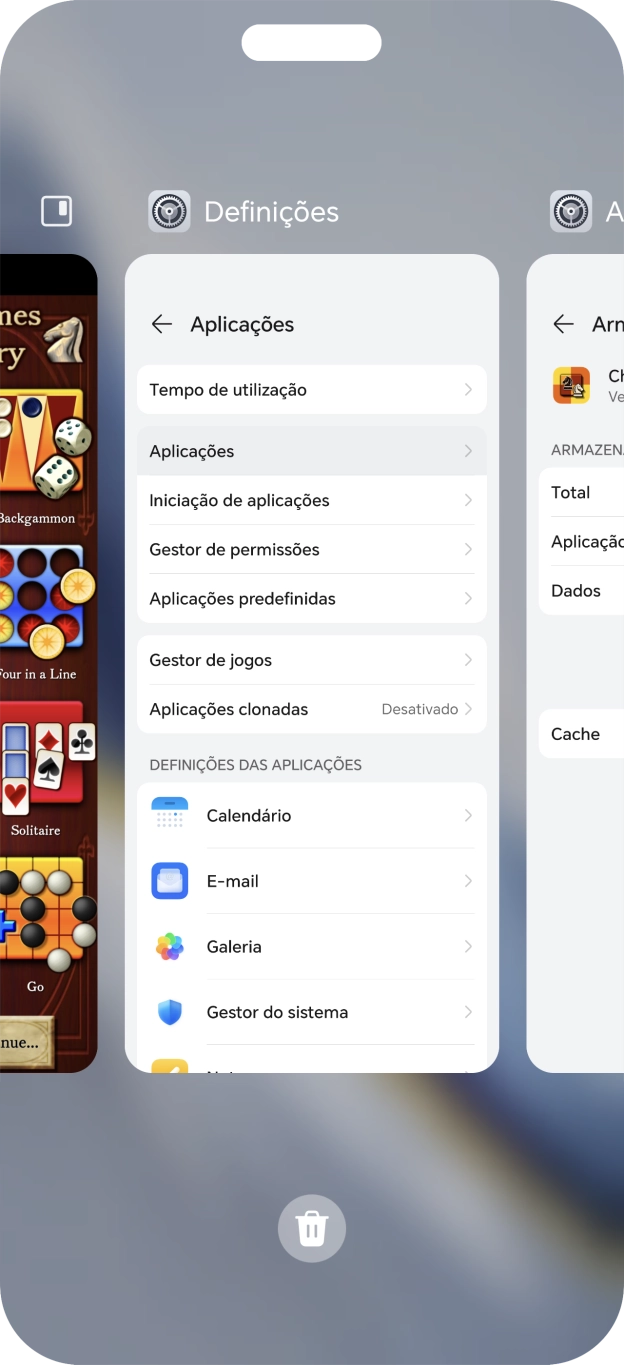 Para terminar uma aplicação em curso, deslize o dedo para cima na aplicação pretendida.