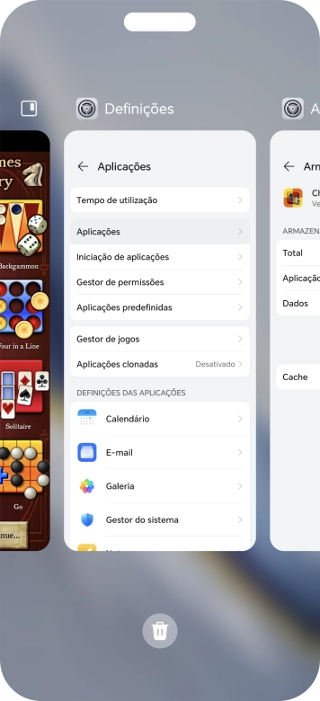Para terminar uma aplicação em curso, deslize o dedo para cima na aplicação pretendida.