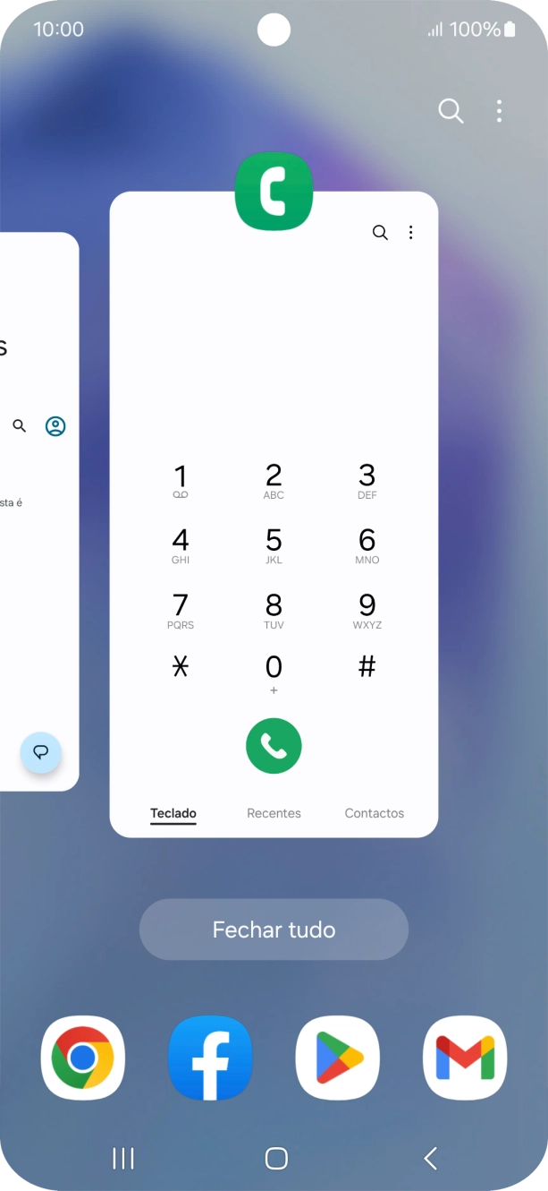 Para terminar uma aplicação em curso, deslize o dedo para cima na aplicação pretendida.