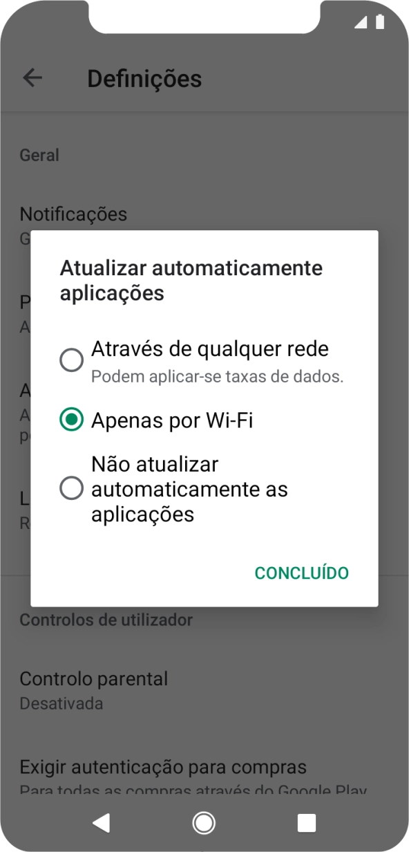 Para ativar a atualização automática de apps via redes móveis, prima Através de qualquer rede.