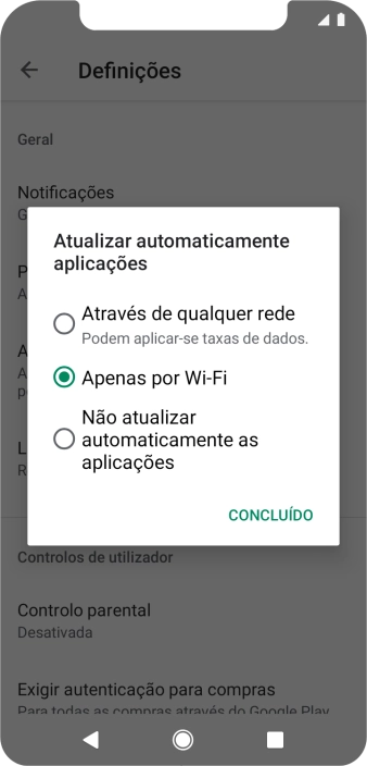 Para ativar a atualização automática de apps via redes móveis, prima Através de qualquer rede.