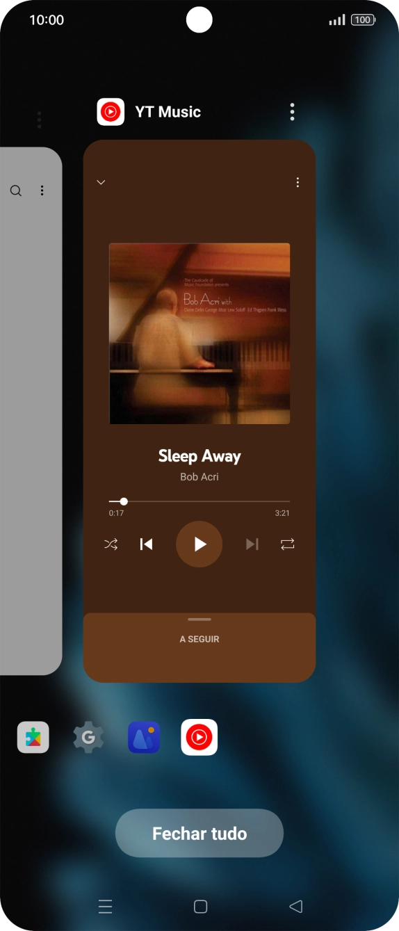 Para terminar uma aplicação em curso, deslize o dedo para cima na aplicação pretendida.