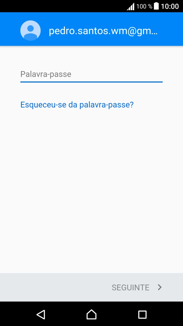 Prima o campo de escrita e introduza a password da sua conta Google.
