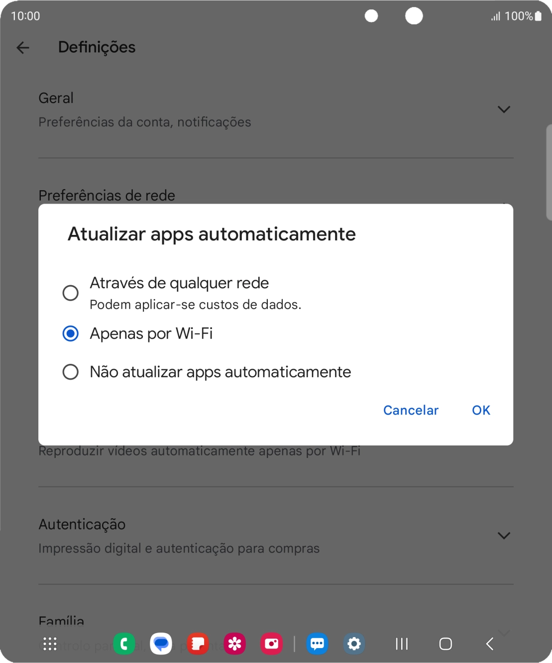 Para ativar a atualização automática de apps via redes móveis, prima Através de qualquer rede.