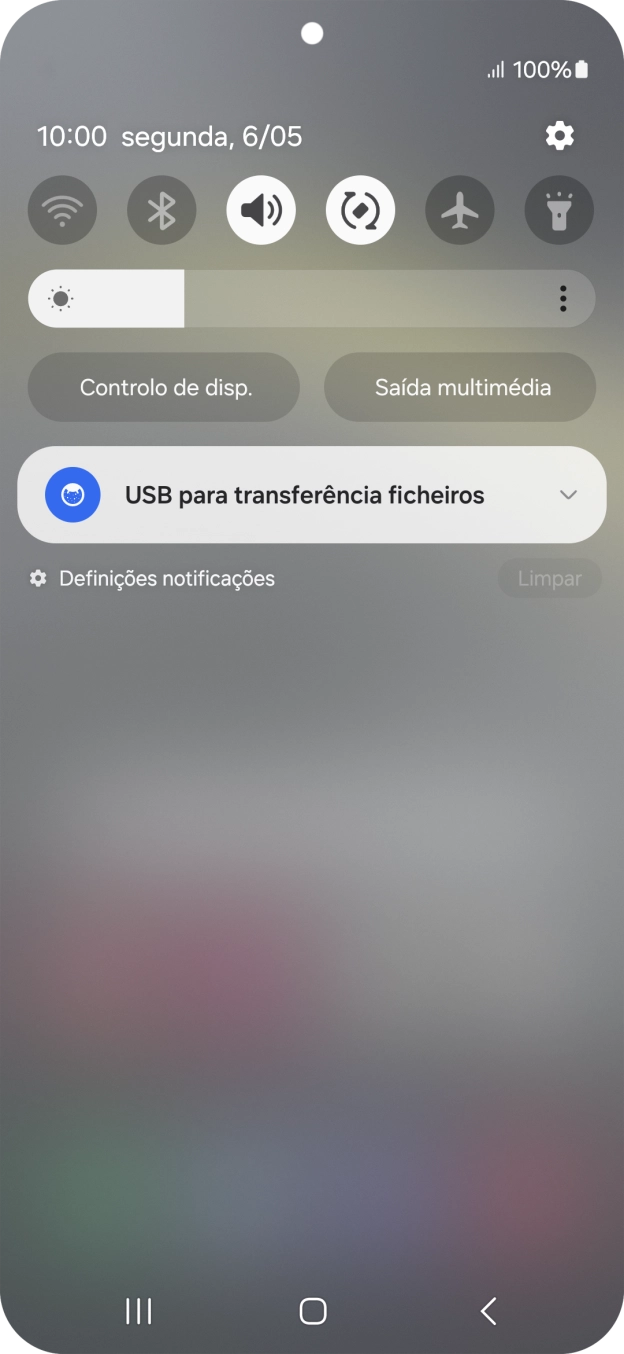 Prima a lista suspensa.