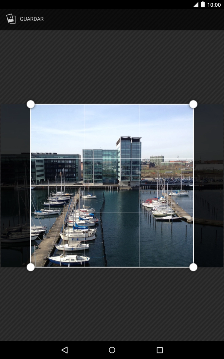 Arraste a moldura até à posição pretendida para escolher a secção desejada e prima GUARDAR.