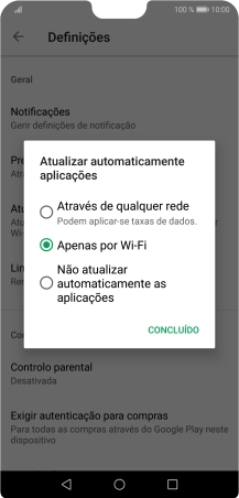 Para ativar a atualização automática de apps via redes móveis, prima Através de qualquer rede. Podem aplicar-se taxas de dados..