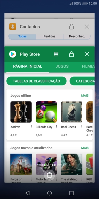 Para terminar uma aplicação em curso, deslize o dedo para a direita na aplicação pretendida.