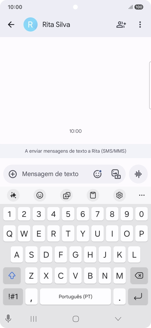 Escolha uma conversa existente ou crie uma nova mensagem e prima o ícone de IA.