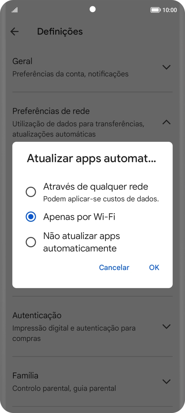 Para ativar a atualização automática de apps via redes móveis, prima Através de qualquer rede.