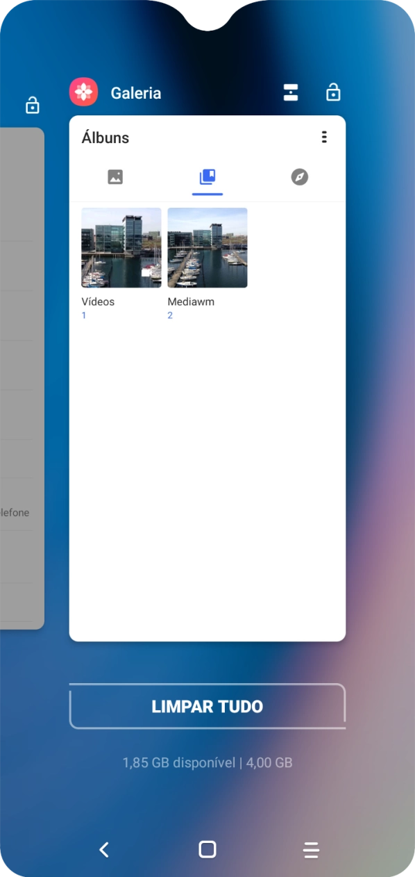 Para terminar uma aplicação em curso, deslize o dedo para cima na aplicação pretendida.