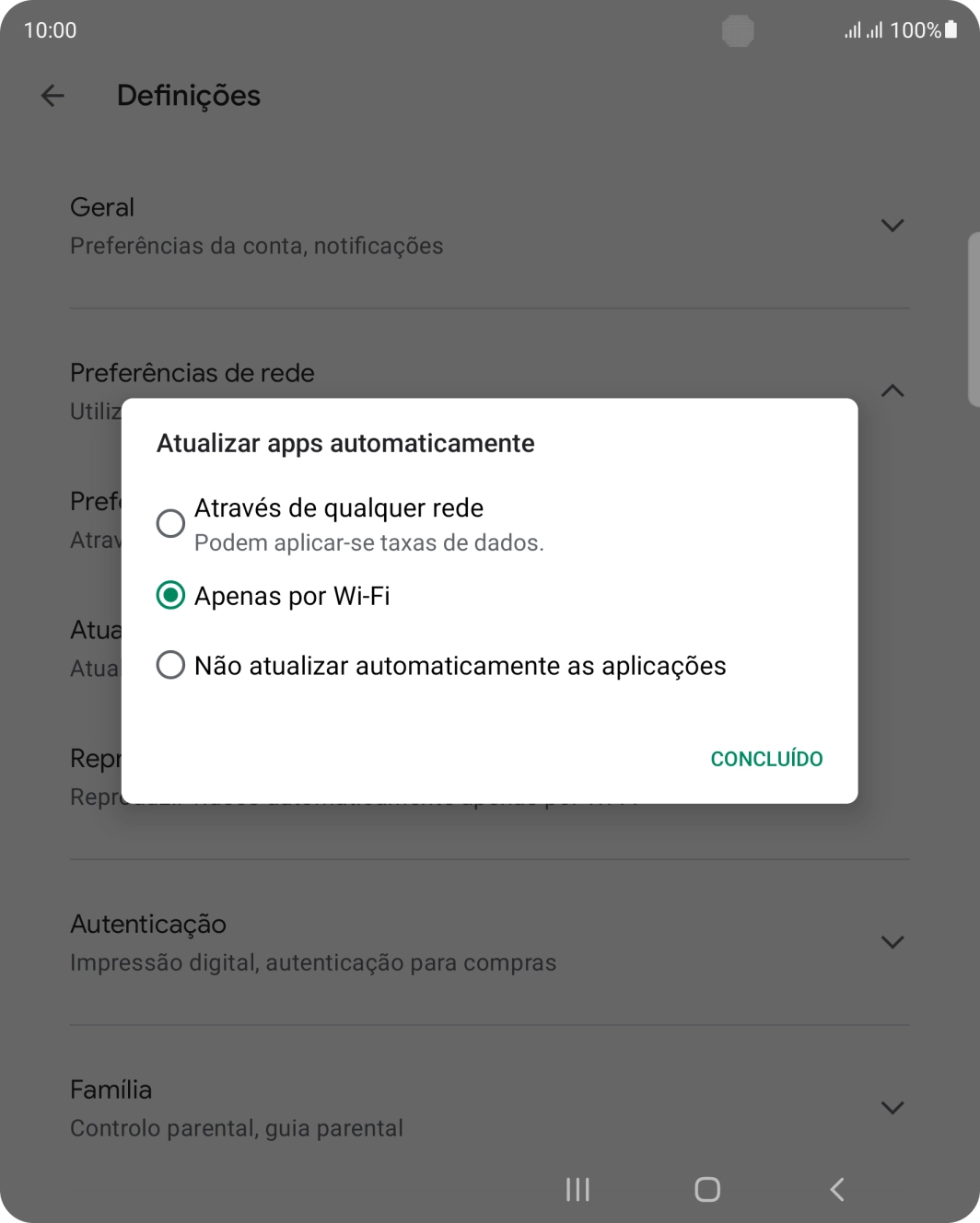 Para ativar a atualização automática de apps via redes móveis, prima Através de qualquer rede.