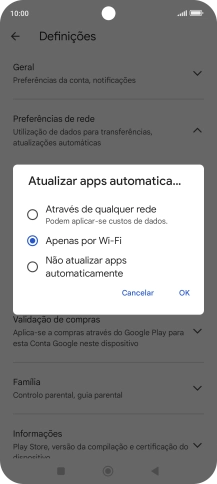 Para ativar a atualização automática de apps via redes móveis, prima o campo junto a 