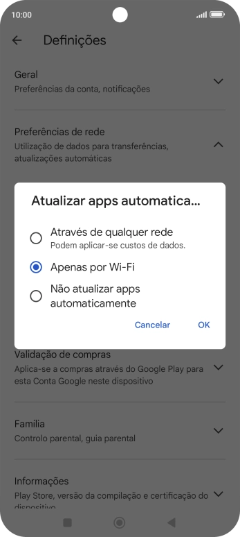 Para ativar a atualização automática de apps via redes móveis, prima o campo junto a 
