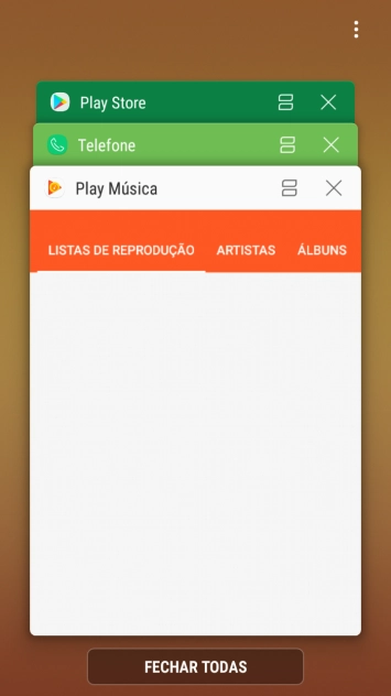 Para terminar uma aplicação em curso, deslize o dedo para a direita na aplicação pretendida.