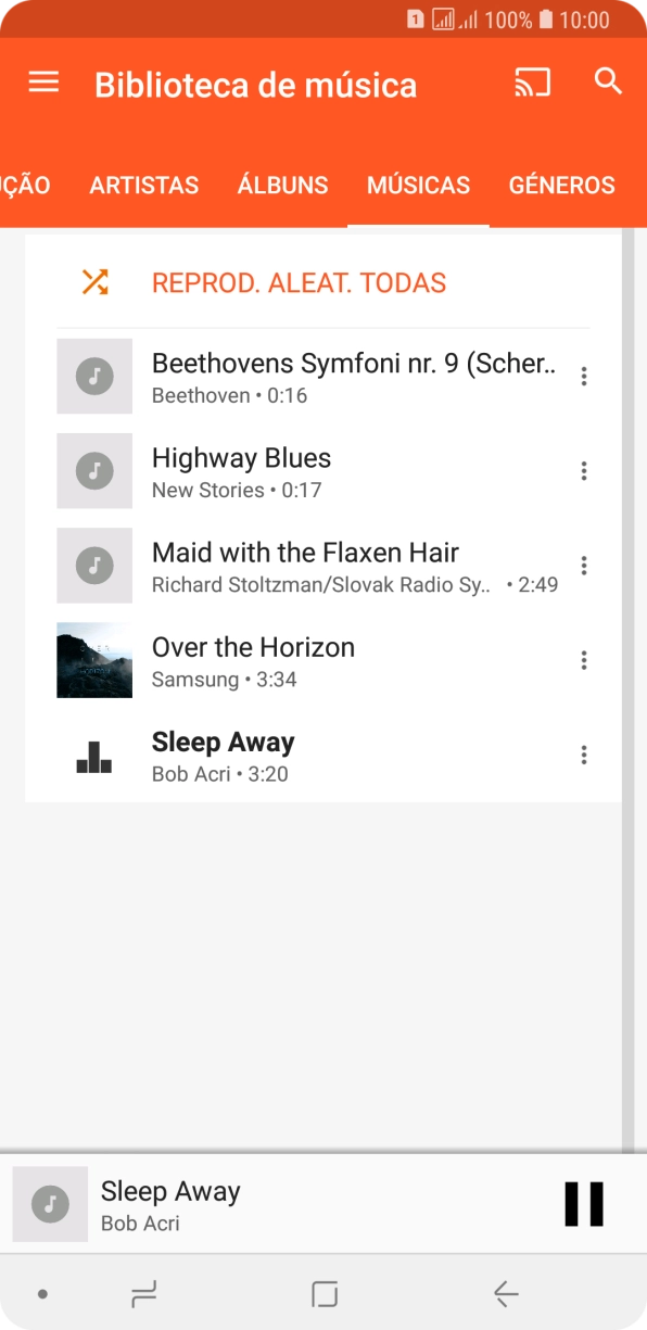 Prima o título da música na parte inferior do ecrã.