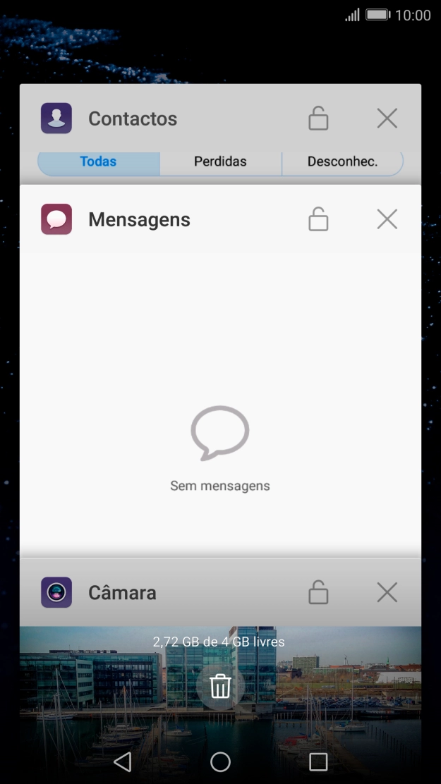 Para terminar uma aplicação em curso, deslize o dedo para a direita na aplicação pretendida.