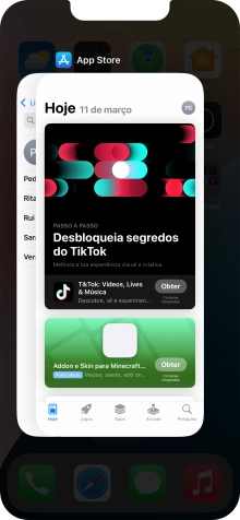 Deslize o dedo para cima sobre a aplicação pretendida para a terminar.