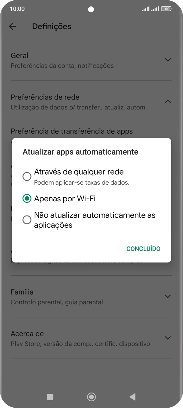 Para ativar a atualização automática de apps via redes móveis, prima Através de qualquer rede.