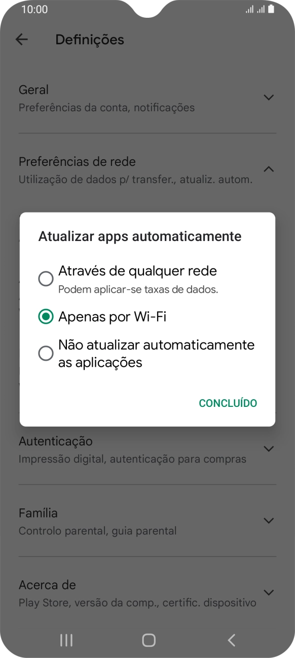 Para ativar a atualização automática de apps via redes móveis, prima Através de qualquer rede.