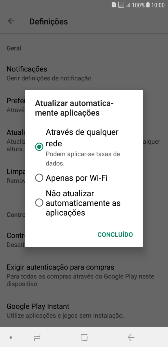 Para ativar a atualização automática de apps via redes móveis, prima Através de qualquer rede Podem aplicar-se taxas de dados..