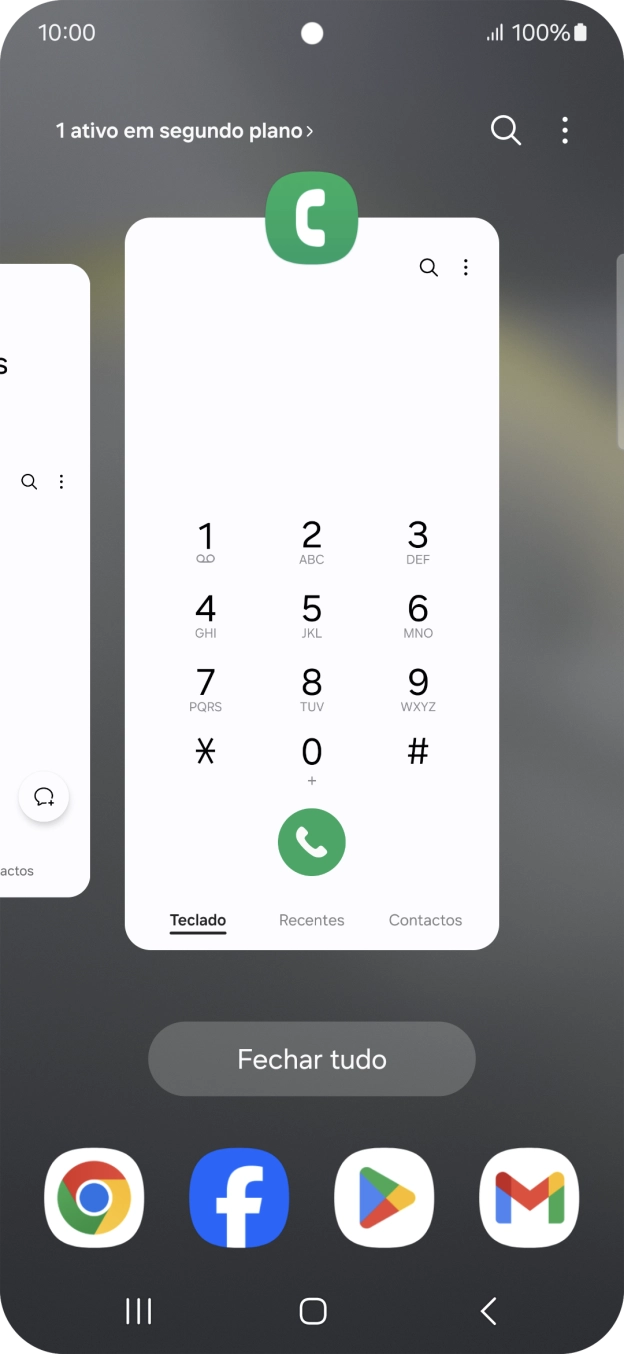 Para terminar uma aplicação em curso, deslize o dedo para cima na aplicação pretendida.