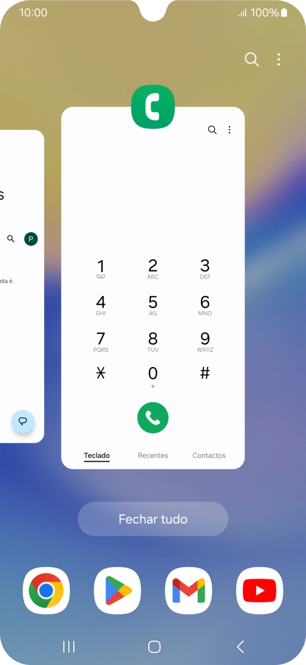 Para terminar uma aplicação em curso, deslize o dedo para cima na aplicação pretendida.
