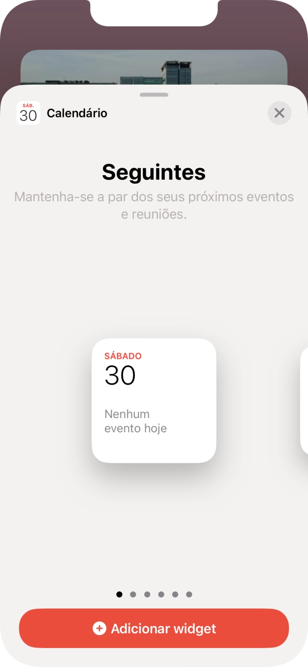 Para escolher a dimensão pretendida para o widget, deslize o dedo para a direita ou para a esquerda sobre o ecrã.