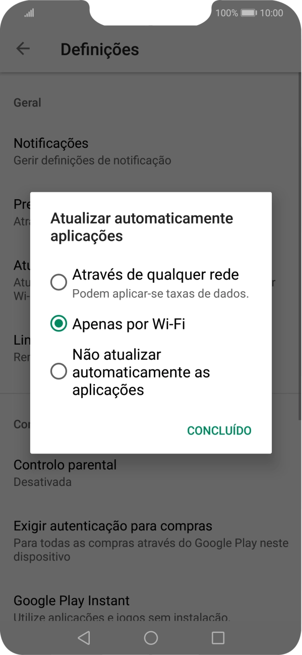 Para ativar a atualização automática de apps via redes móveis, prima Através de qualquer rede.