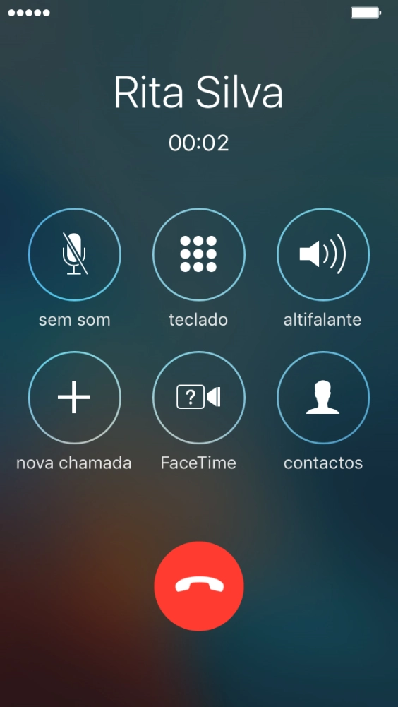 Prima o ícone de terminar chamada para terminar a chamada e voltar ao ecrã inicial.
