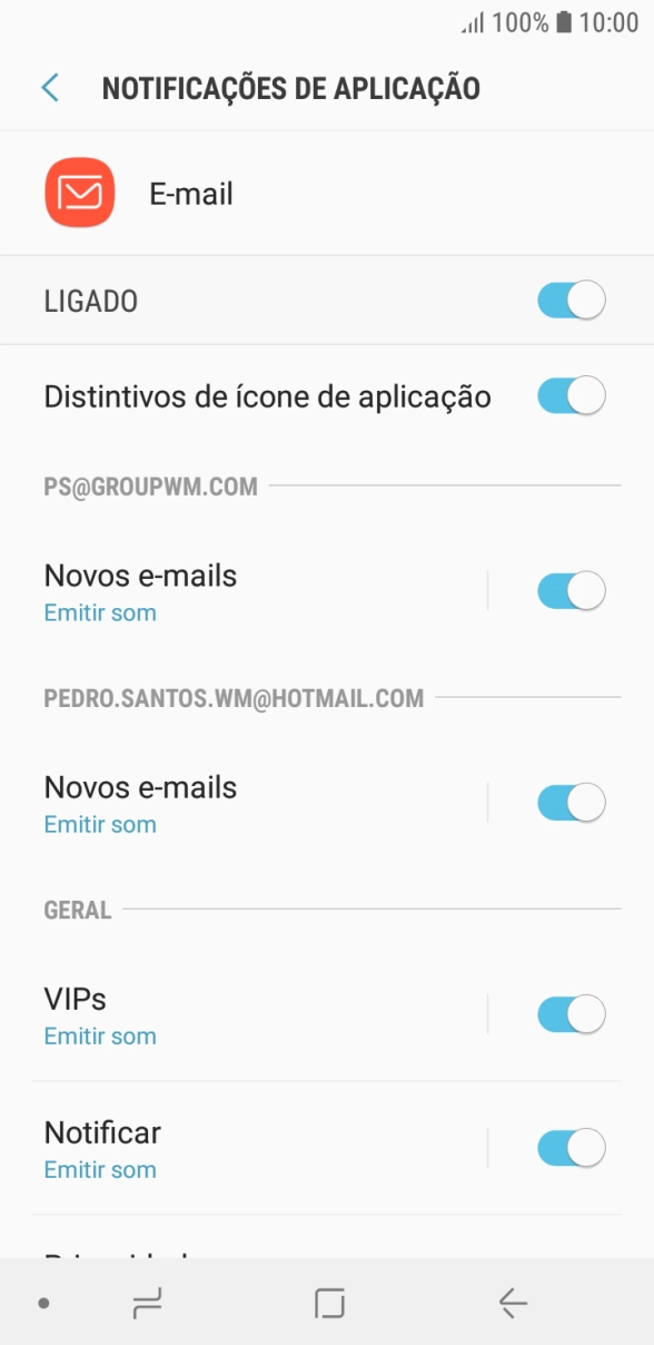 Prima o indicador sob a conta de e-mail pretendida para ativar ou desativar a função.