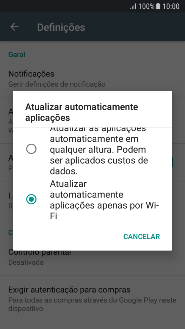 Para ativar a atualização automática de apps via Wi-Fi, prima Atualizar automaticamente aplicações apenas por Wi-Fi.
