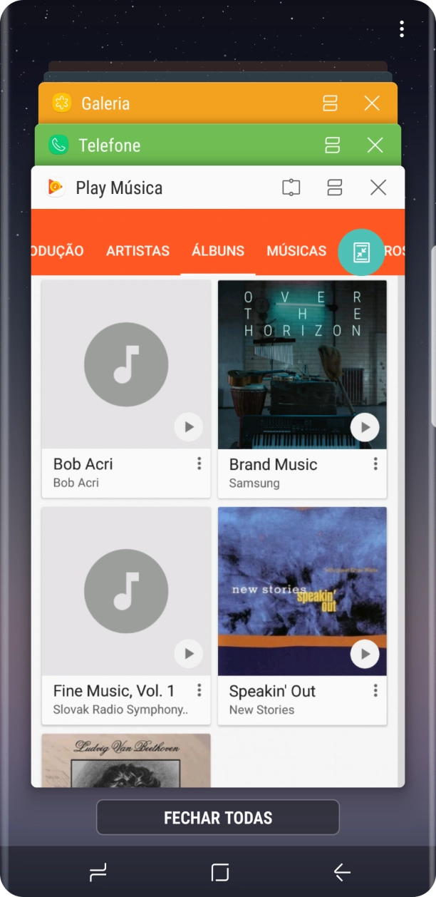 Para terminar uma aplicação em curso, deslize o dedo para a direita na aplicação pretendida.