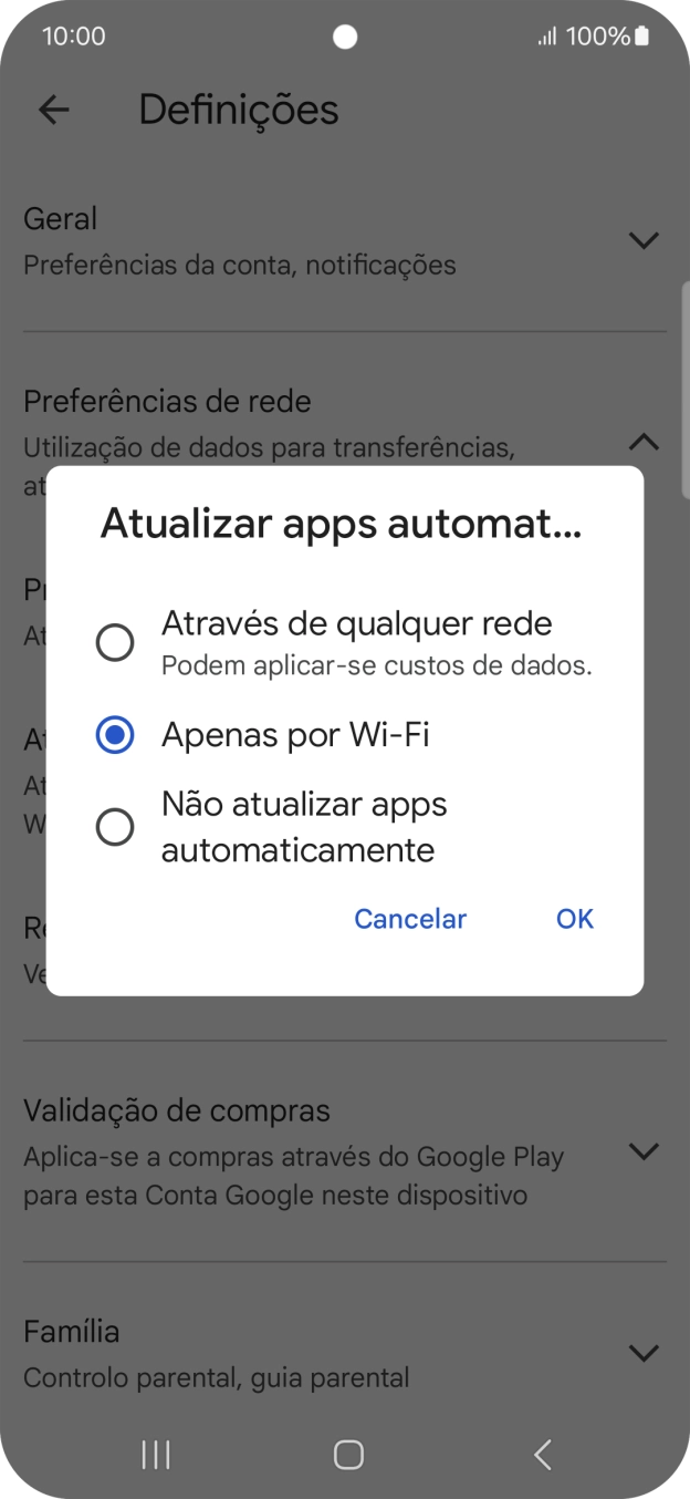 Para ativar a atualização automática de apps via redes móveis, prima Através de qualquer rede.