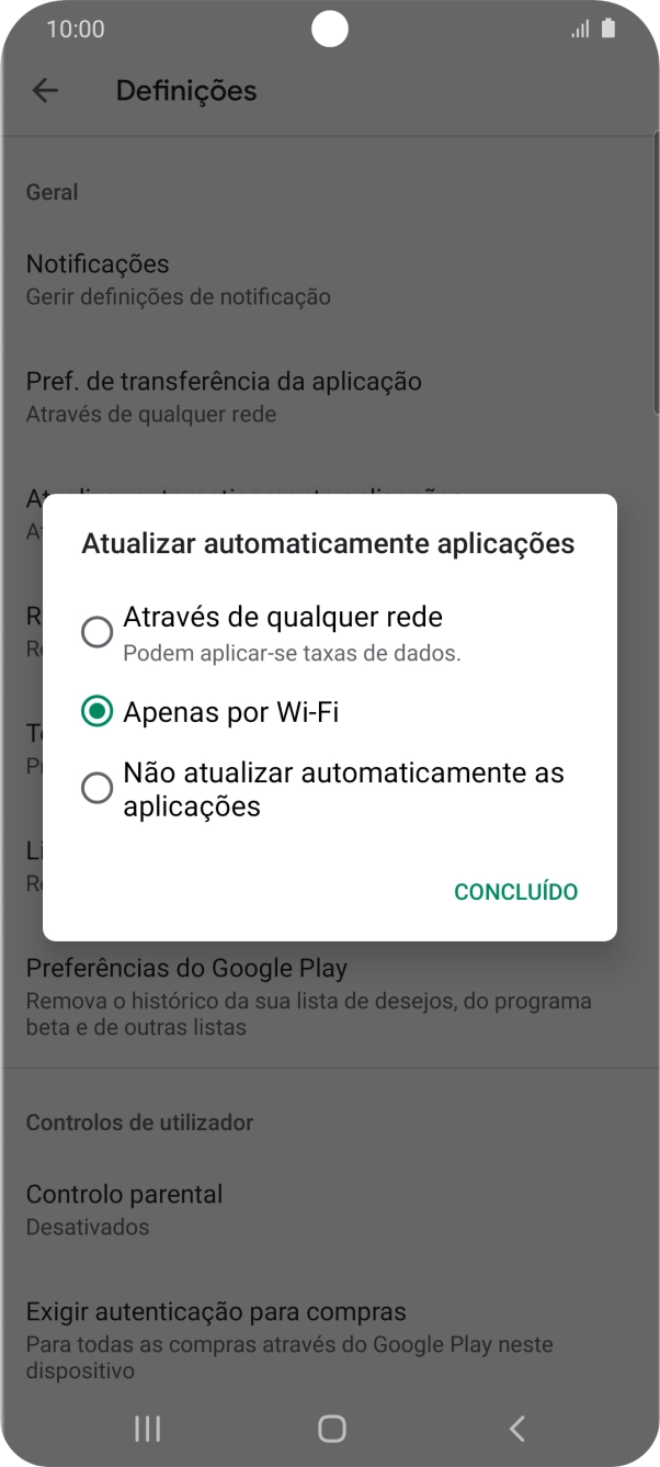 Para ativar a atualização automática de apps via redes móveis, prima Através de qualquer rede.