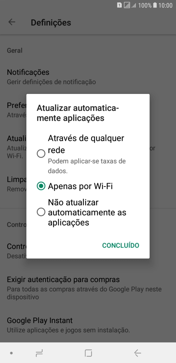 Para ativar a atualização automática de apps via redes móveis, prima Através de qualquer rede.