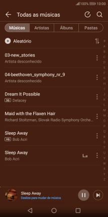 Prima o título da música na parte inferior do ecrã.