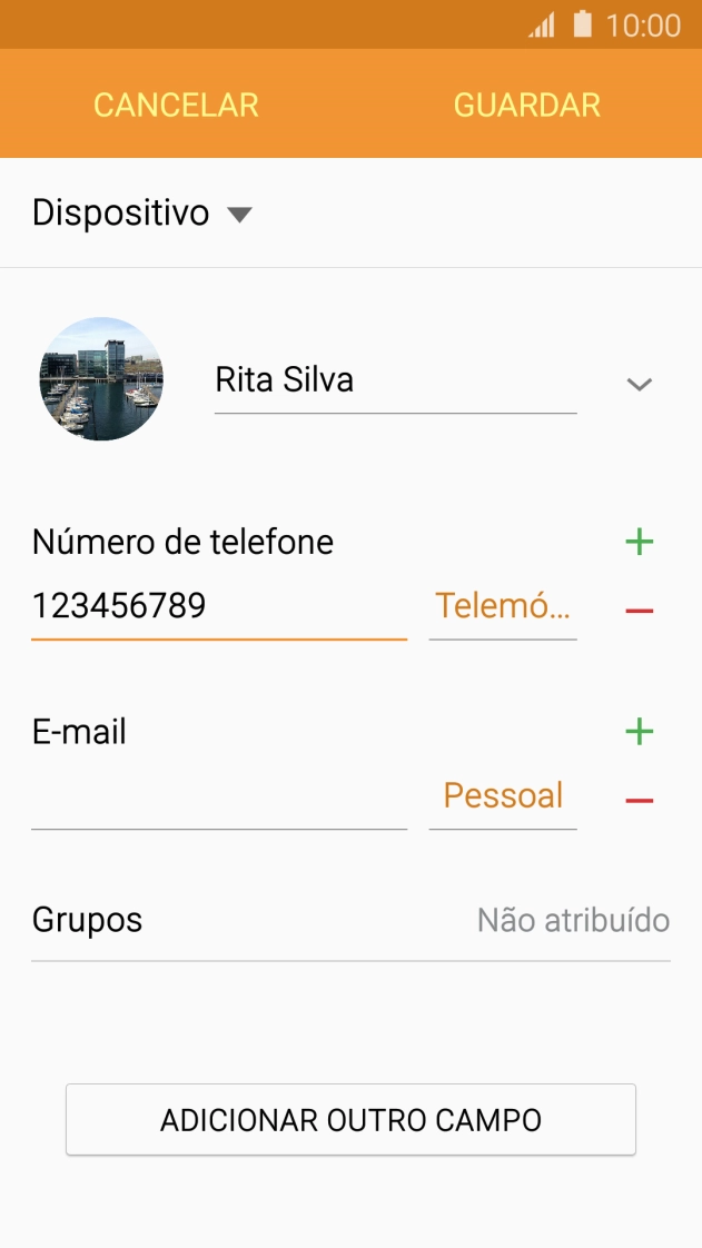 Prima a lista suspensa junto do número de telefone.