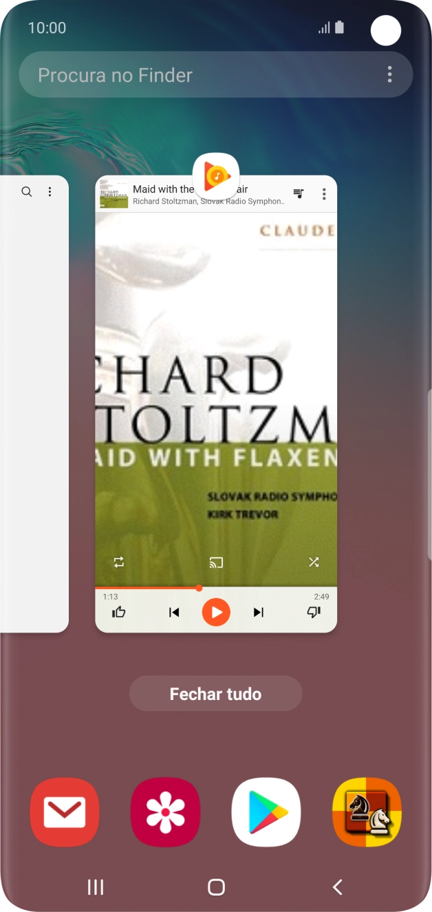 Para terminar uma aplicação em curso, deslize o dedo para cima na aplicação pretendida.