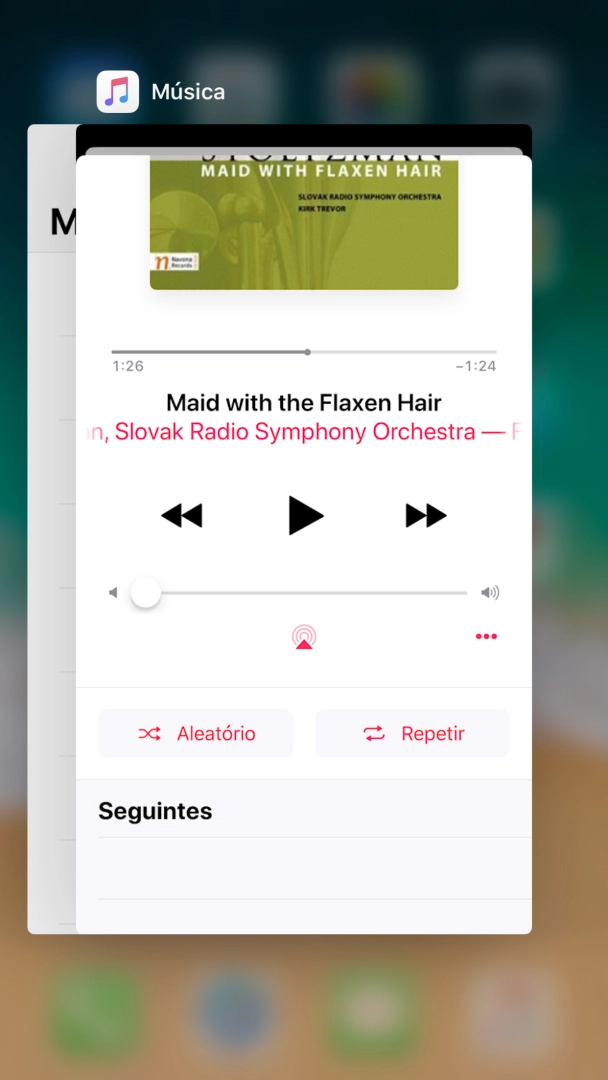 Deslize o dedo para cima sobre a aplicação pretendida para a terminar.