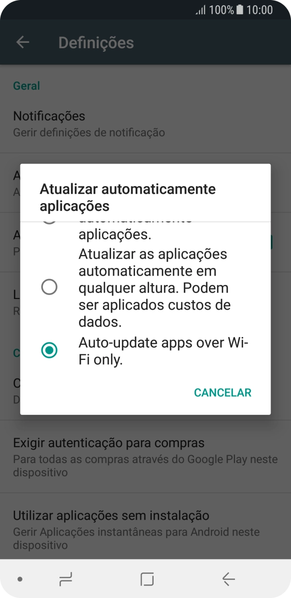 Para ativar a atualização automática de apps via Wi-Fi, prima Auto-update apps over Wi-Fi only..