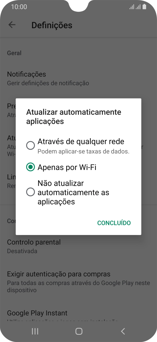 Para ativar a atualização automática de apps via redes móveis, prima Através de qualquer rede.