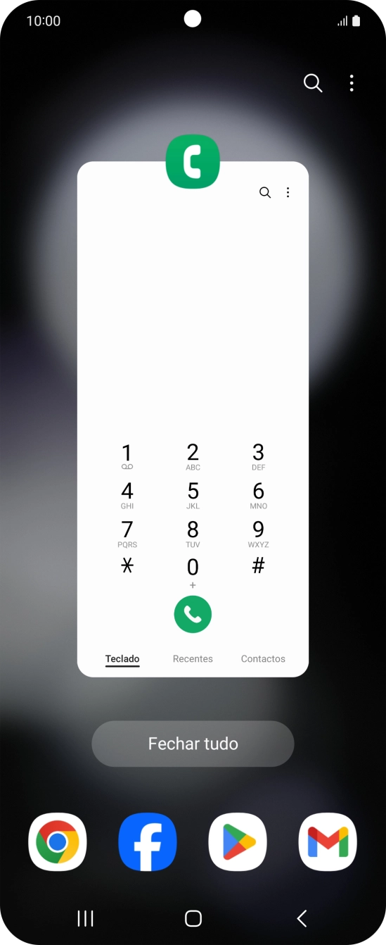 Para terminar uma aplicação em curso, deslize o dedo para cima na aplicação pretendida.