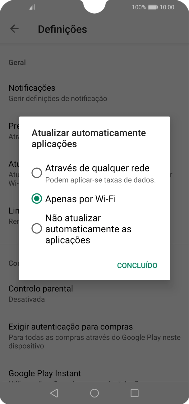 Para desativar a atualização automática de apps, prima Através de qualquer rede.
