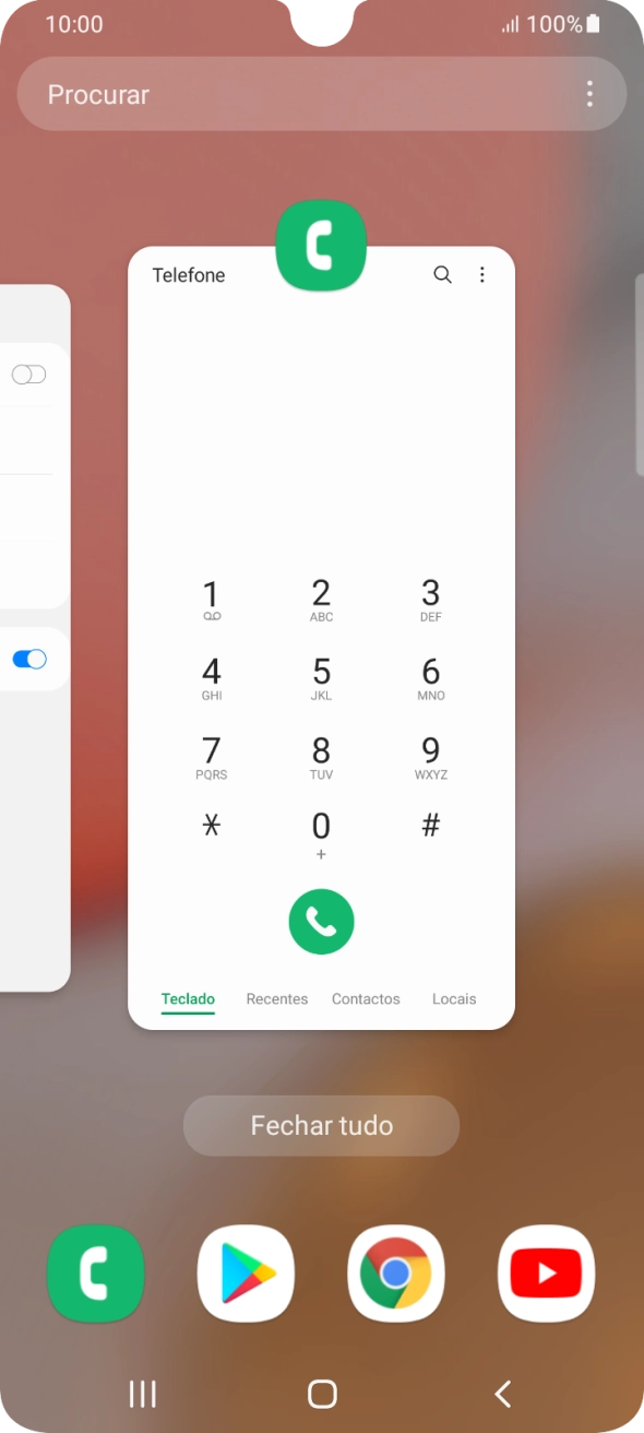 Para terminar uma aplicação em curso, deslize o dedo para cima na aplicação pretendida.