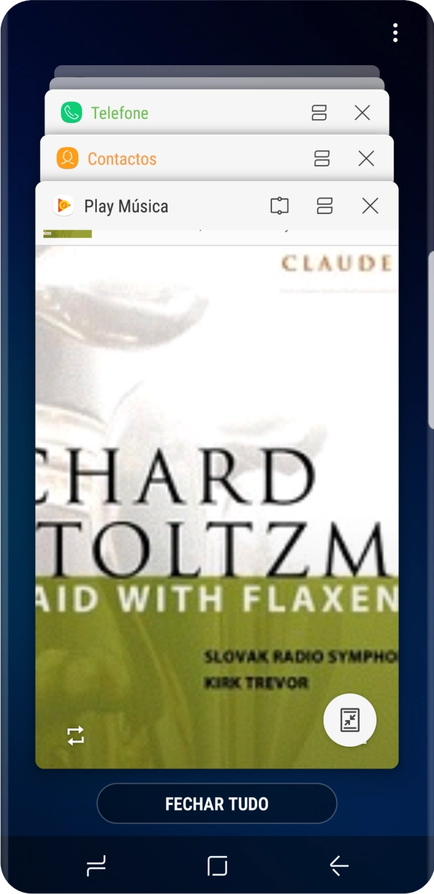 Para terminar uma aplicação em curso, deslize o dedo para a direita na aplicação pretendida.