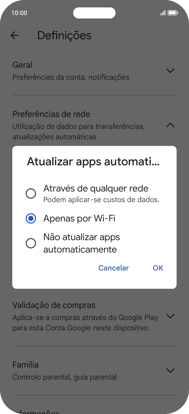 Para ativar a atualização automática de apps via redes móveis, prima Através de qualquer rede.