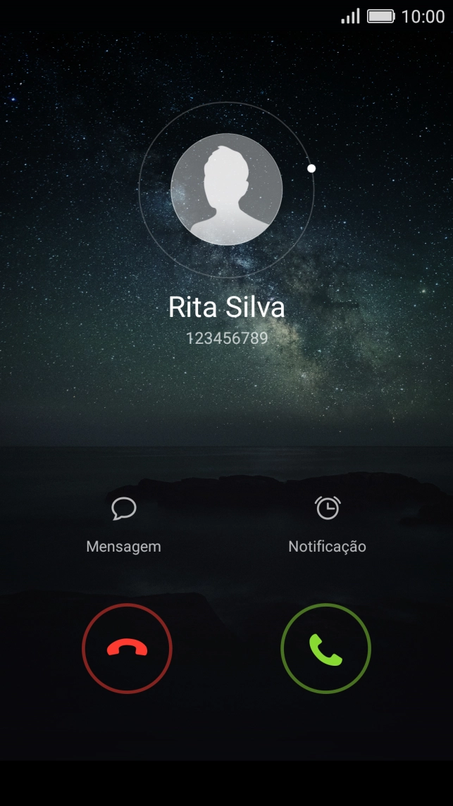 Se o bloqueio de ecrã estiver desativado, prima o ícone de atender.