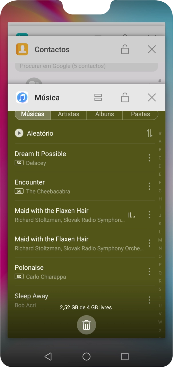 Para terminar uma aplicação em curso, deslize o dedo para a direita na aplicação pretendida.